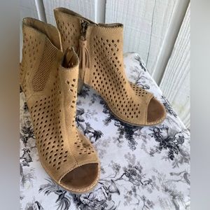 TOMS Womens booties Sz 5.5 Majorca tan suede open toe laser cut design side zip